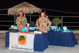 Kapitänleutnant Ru?diger G. und Hauptbootsmann Andre G. beim Aufbau der Tombola (v.l).