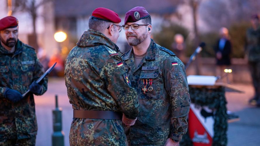 Stabsfeldwebel Jens Ruths wurde von Generalinspekteur Carsten Breuer (links) für seinen Einsatz im Kosovo geehrt. Foto: Jankowski/Bundeswehr