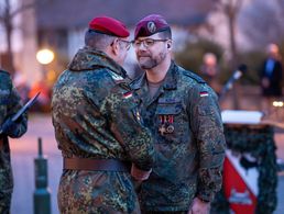 Stabsfeldwebel Jens Ruths wurde von Generalinspekteur Carsten Breuer (links) für seinen Einsatz im Kosovo geehrt. Foto: Jankowski/Bundeswehr