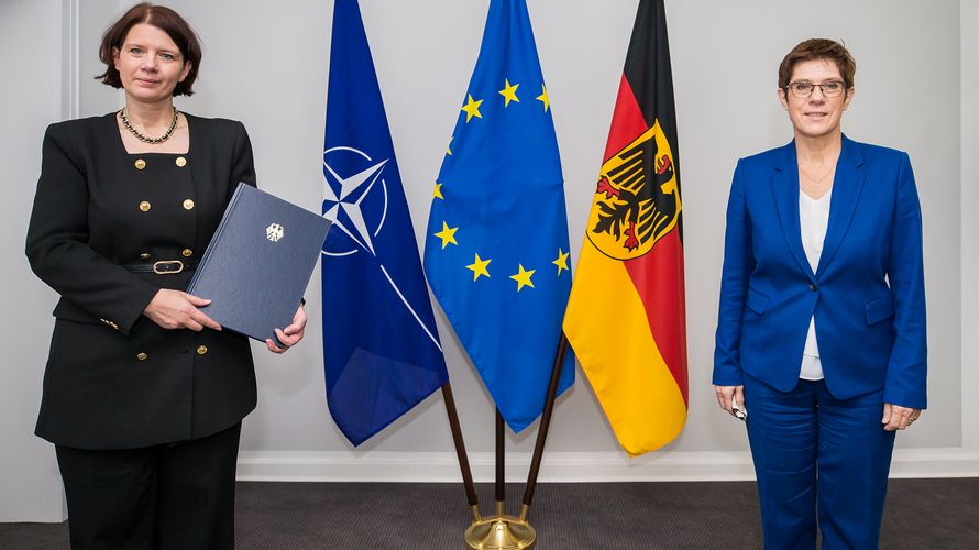 Verteidigungsministerin Annegrte Kramp-Karrenbauer (r.) ernannte Martina Rosenberg zur neuen Präsidenten des Bundesamtes für den Militärischen Abschirmdienst. Foto: Bundeswehr/Neumann