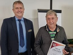 Vorsitzender ERH LV Süd Oberstabsfeldwebel a.D. Bernhard Hauber (v.l.) mit geehrtem Stabsfeldwebel a.D. Rainer Henze. Foto: Friedbert Großkopf