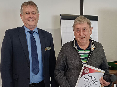 Vorsitzender ERH LV Süd Oberstabsfeldwebel a.D. Bernhard Hauber (v.l.) mit geehrtem Stabsfeldwebel a.D. Rainer Henze. Foto: Friedbert Großkopf