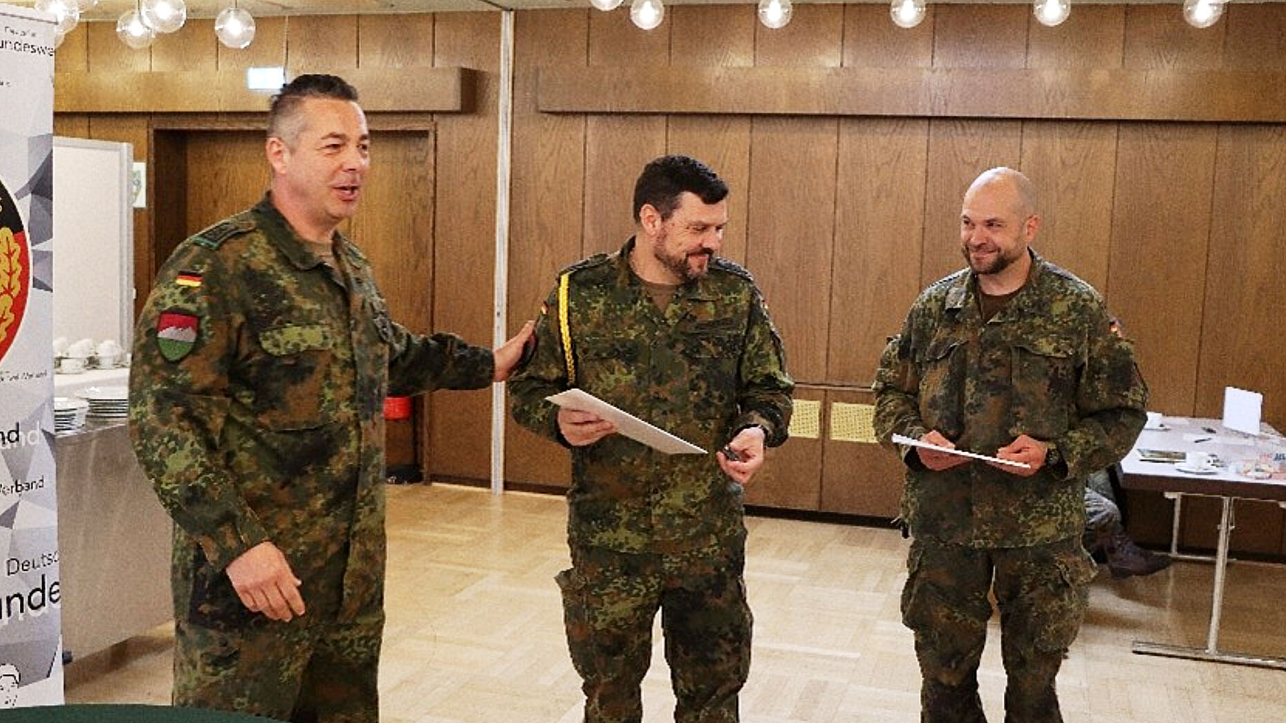 Ehrung für die 25-jährige Mitgliedschaft im DBwV - die Stabsfeldwebel Hemberger und Müller mit TruKa-Vorsitzendem Stabsfeldwebel Roman Böhme (links). Foto: Bundeswehr/Simon Hofmann 