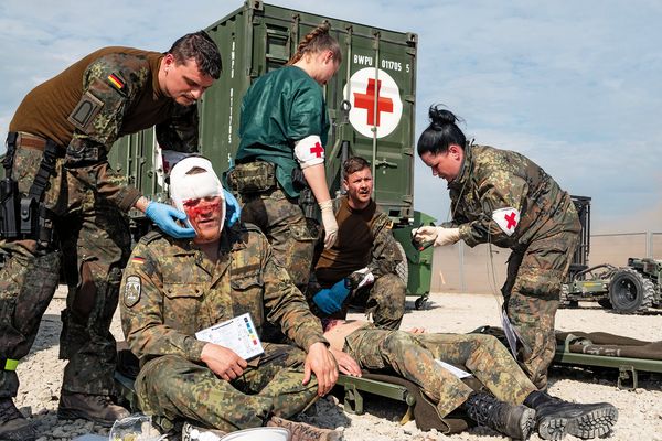 Schnelle Erstversorgung im Fall der Landes- und Bündnisverteidigung ist entscheidend. Aus dem Einsatzgebiet geht es dann schnell weiter in der Rettungskette. Foto: Bundeswehr/Sanität