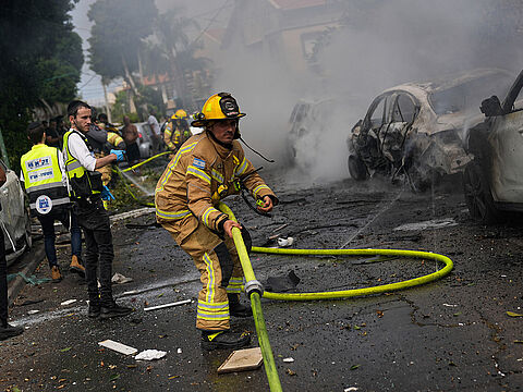 Auch heute schlugen wieder aus dem Gazastreifen abgefeuerte Raketen in Israel ein, wie hier in der Stadt Ashkelon. Foto: picture alliance/ASSOCIATED PRESS/Ohad Zwigenberg