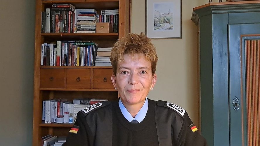 Stabsfeldwebel Christiane Ernst-Zettl in ihrem Homeoffice, in dem sie in freien Minuten ihrer mobilen Arbeit nachgeht. Foto: Privat