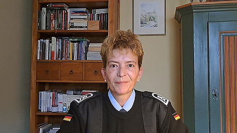 Stabsfeldwebel Christiane Ernst-Zettl in ihrem Homeoffice, in dem sie in freien Minuten ihrer mobilen Arbeit nachgeht. Foto: Privat