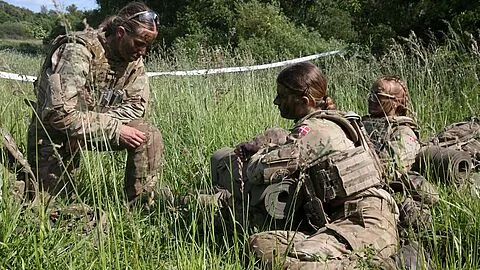 Ab 2026 gilt die dänische Wehrpflicht auch für Frauen. Bereits in diesem Jahr war ein Viertel der dänischen Soldaten weiblich. Foto: picture alliance/Reuters/Tom Little