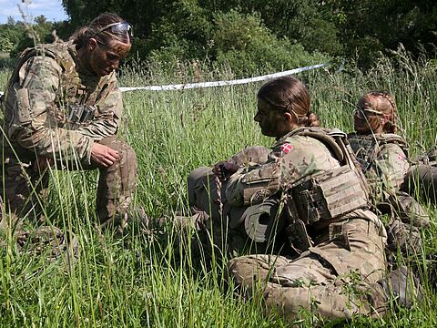 Ab 2026 gilt die dänische Wehrpflicht auch für Frauen. Bereits in diesem Jahr war ein Viertel der dänischen Soldaten weiblich. Foto: picture alliance/Reuters/Tom Little