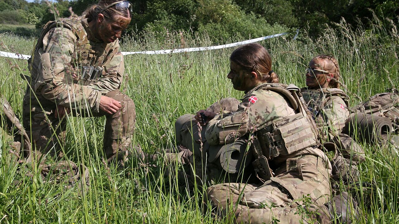Ab 2026 gilt die dänische Wehrpflicht auch für Frauen. Bereits in diesem Jahr war ein Viertel der dänischen Soldaten weiblich. Foto: picture alliance/Reuters/Tom Little