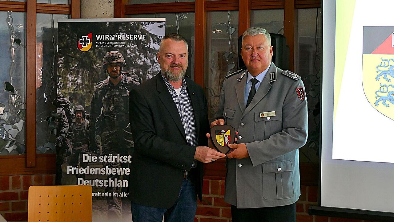 Thomas Behr (r.) gratuliert dem alten und neuen Vorsitzenden Marc Lemmermann. Foto: LV Nord