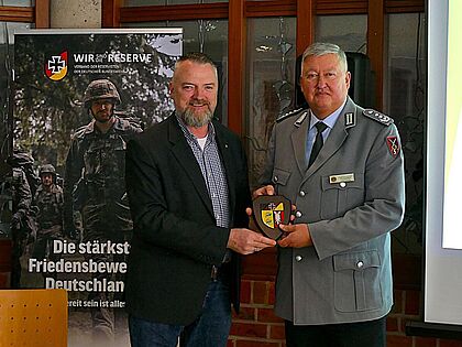 Thomas Behr (r.) gratuliert dem alten und neuen Vorsitzenden Marc Lemmermann. Foto: LV Nord