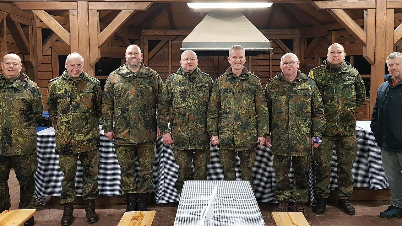 Als besonderen Gast konnte die sTruKa im polnischen Bydgoszcz den Inspekteur der Streitkräftebasis, Generalleutnant Martin Schelleis (4.v.r.) sowie den Kommandeur des JFTC, Generalmajor Nobert Wagner (2.v.l.) begrüßen. Foto: DBwV