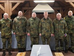 Als besonderen Gast konnte die sTruKa im polnischen Bydgoszcz den Inspekteur der Streitkräftebasis, Generalleutnant Martin Schelleis (4.v.r.) sowie den Kommandeur des JFTC, Generalmajor Nobert Wagner (2.v.l.) begrüßen. Foto: DBwV