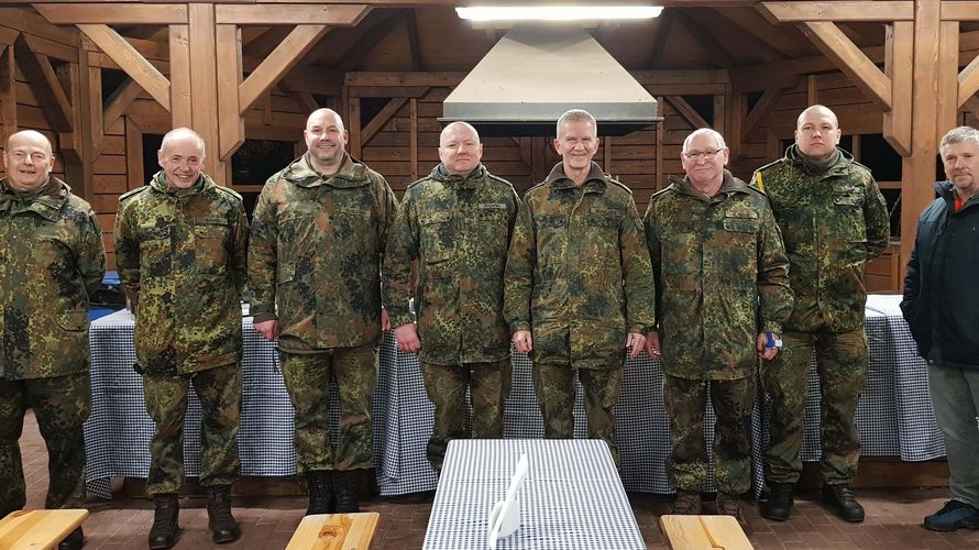 Als besonderen Gast konnte die sTruKa im polnischen Bydgoszcz den Inspekteur der Streitkräftebasis, Generalleutnant Martin Schelleis (4.v.r.) sowie den Kommandeur des JFTC, Generalmajor Nobert Wagner (2.v.l.) begrüßen. Foto: DBwV
