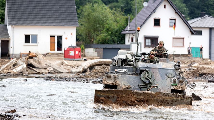 Soldaten von der 4./Panzerpionierbataillon 1 unterstützen mit dem Pionierpanzer Dachs beim Hochwassereinsatz in Insul im Ahrtal. Fot: Bundeswehr/Tom Twardy