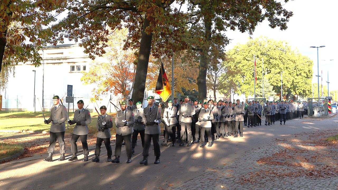 Geschlossen marschierten die rund 550 Soldatinnen und Soldaten des Jägerbataillons 413 von der Ferdinand-von-Schill-Kaserne zum Appellplatz vor der Stadthalle in Torgelow. Foto: Andreas Hase