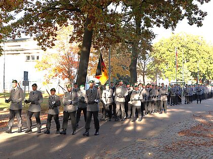 Geschlossen marschierten die rund 550 Soldatinnen und Soldaten des Jägerbataillons 413 von der Ferdinand-von-Schill-Kaserne zum Appellplatz vor der Stadthalle in Torgelow. Foto: Andreas Hase