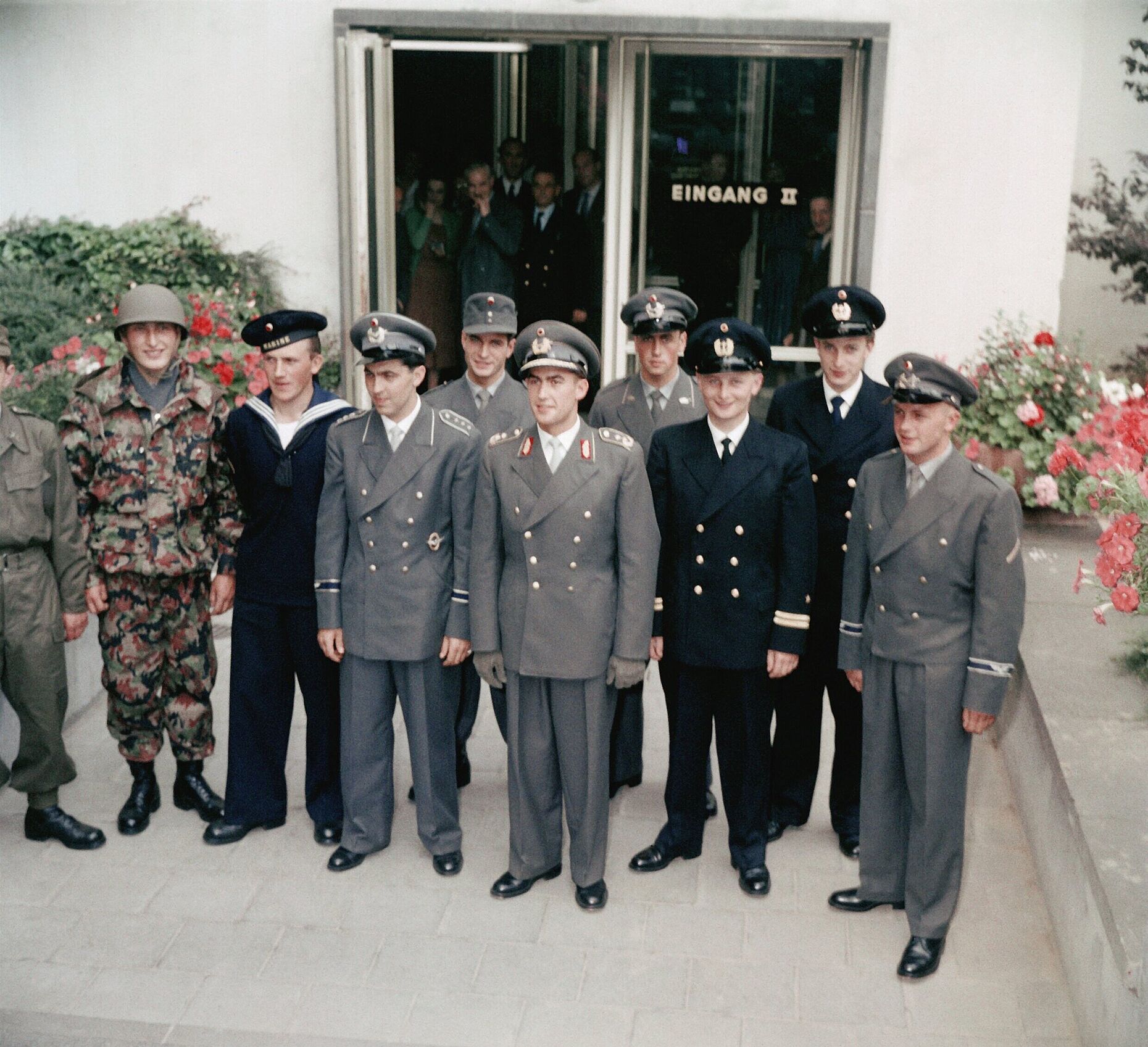 Alles neu: Im Juli 1955, ein Jahr vor der Gründung des DBwV, wurden die Uniformen für die gerade entstehende Bundeswehr vorgestellt. Foto: picture alliance/dap/Alfred Hennig