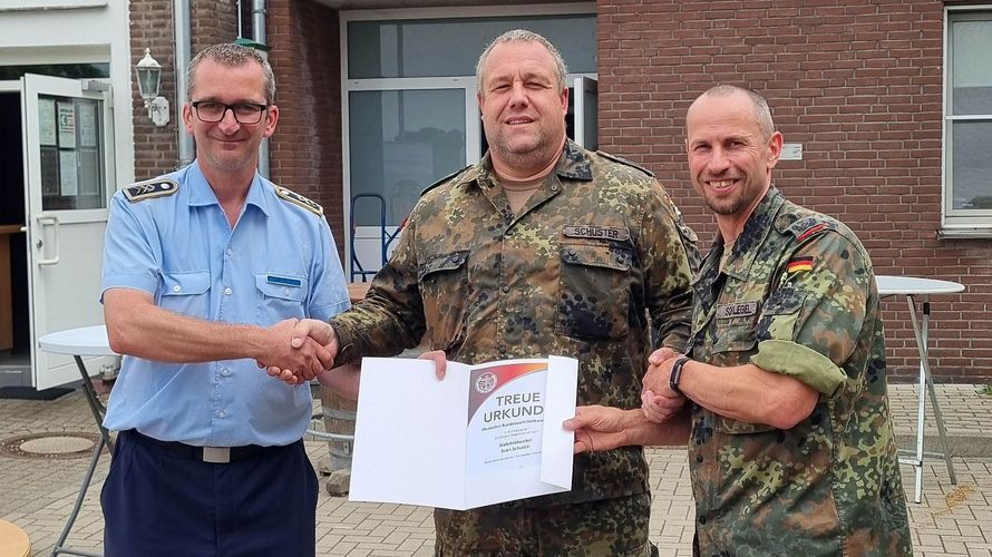 Für 25 Jahre Mitgliedschaft im Deutschen BundeswehrVerband wurde Stabsfeldwebel Sven Schuster (M.) durch Oberstleutnant Kai Schlegel (r.) und Stabsfeldwebel Holger Naumann gedankt. Foto: StOKa Kalkar