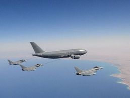 Ein Airbus A310 MRTT betankt zwei Eurofighter. Foto: Luftwaffe/Marc Thöne