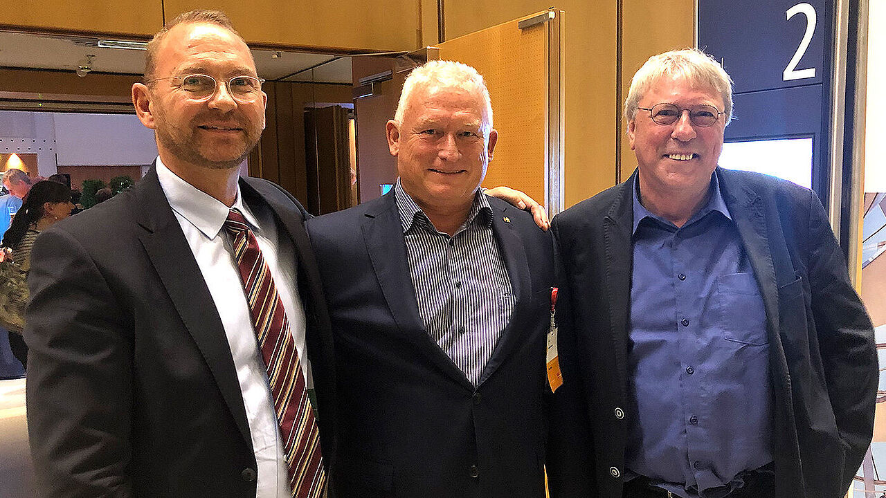 Frank Werneke (v. l.), Verdi-Vorsitzender, Andreas Hubert, Vorsitzender Fachbereich Beteiligungsrechte und Bundestagsabgeordneter, und Uwe Schummer, Vorsitzender der Arbeitnehmergruppe der CDU/CSU-Bundestagsfraktion. Foto: Martin Schulte