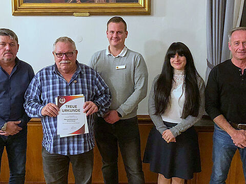 KERH-Vorsitzender Oberstabsfeldwebel a.D. Werner Kandler mit dem Geehrten Oberstabsfeldwebel a.D. Richard Berger, Bezirksvorsitzendem Stabsfeldwebel Christian Schleicher, RAmtfr Schui sowie stellv. Vorsitzender Oberstabsfeldwebel a.D. Manfred Rast. Foto: Kandler