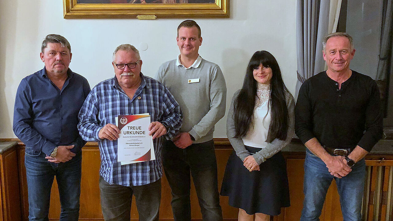 KERH-Vorsitzender Oberstabsfeldwebel a.D. Werner Kandler mit dem Geehrten Oberstabsfeldwebel a.D. Richard Berger, Bezirksvorsitzendem Stabsfeldwebel Christian Schleicher, RAmtfr Schui sowie stellv. Vorsitzender Oberstabsfeldwebel a.D. Manfred Rast. Foto: Kandler