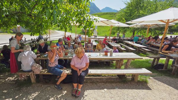Einen geselligen Ausklang fand der Ausflug im historischen Wirtshaus "Zum Wofen" des Freilandmuseums. Fotos: KERH Oberland