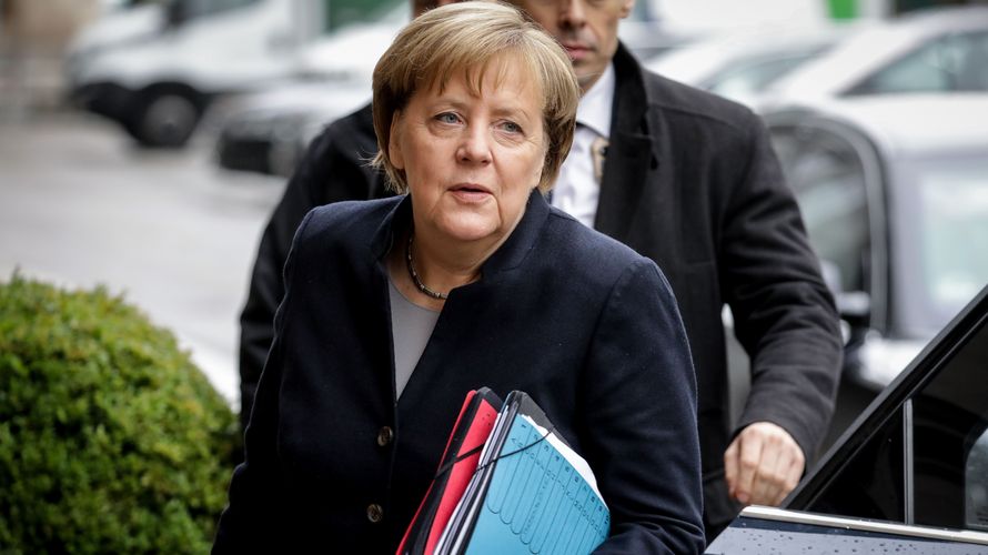 Bundeskanzlerin Angela Merkel auf dem Weg zu den Sondierungsgesprächen. Die CDU-Chefin ist noch immer optimistisch Foto: dpa