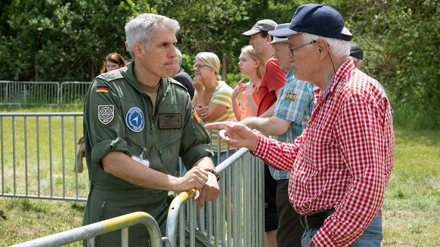 Jüngere sollten sich die Zeit nehmen, den Älteren zuzuhören. Sie können viel lernen. Symbolfoto: Bundeswehr/Michael Seidel