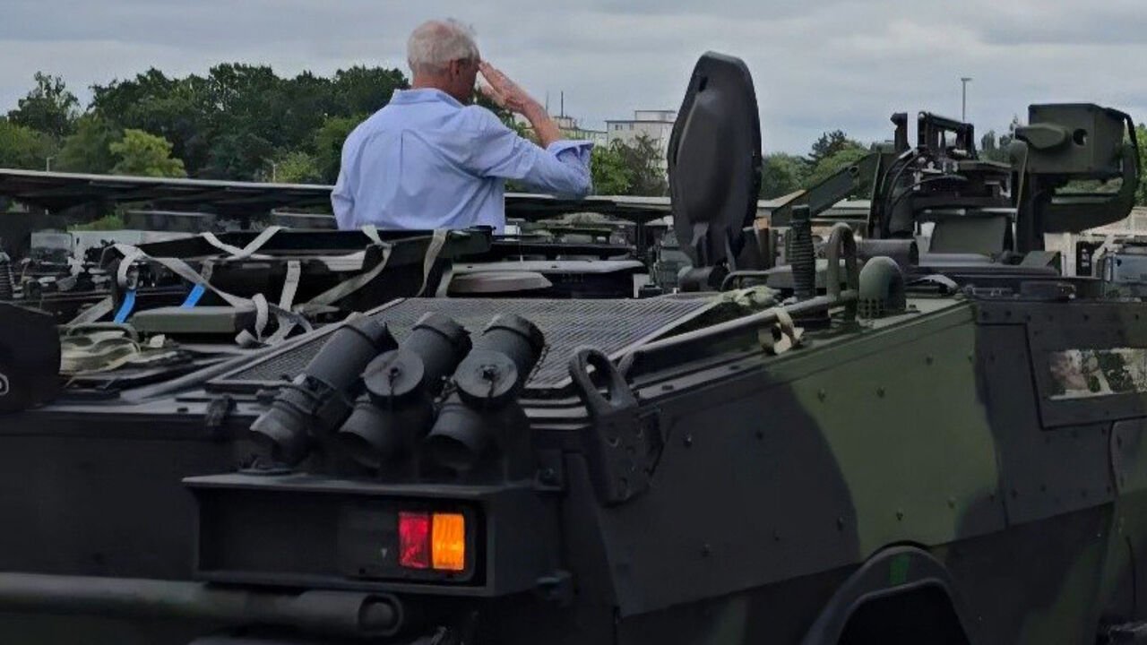 Zum Abschluss fuhr ein Spähwagen Fennek vor, um den scheidenden Standortbeauftragten Oberstabsfeldwebel a.D. Schlingmann am Spalier vorbei zum Kasernentor zu geleiten. Mach`s gut Detlef, wir werden Dich vermissen! Foto: Jessica Weihe