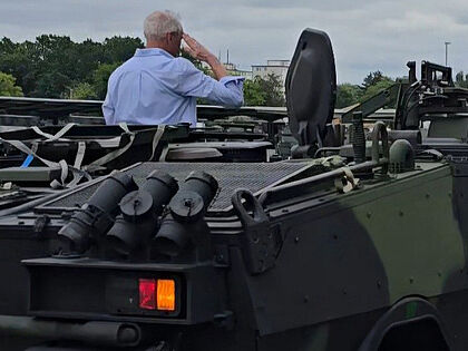 Zum Abschluss fuhr ein Spähwagen Fennek vor, um den scheidenden Standortbeauftragten Oberstabsfeldwebel a.D. Schlingmann am Spalier vorbei zum Kasernentor zu geleiten. Mach`s gut Detlef, wir werden Dich vermissen! Foto: Jessica Weihe