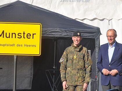 Generalleutnant Dr. Christian Freuding begrüßte Bundeskanzler Friedrich Merz in Munster. Foto: DBwV