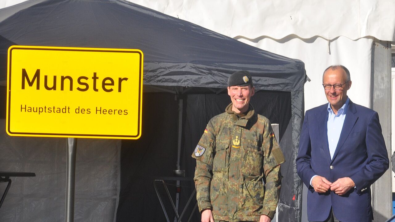 Generalleutnant Dr. Christian Freuding begrüßte Bundeskanzler Friedrich Merz in Munster. Foto: DBwV