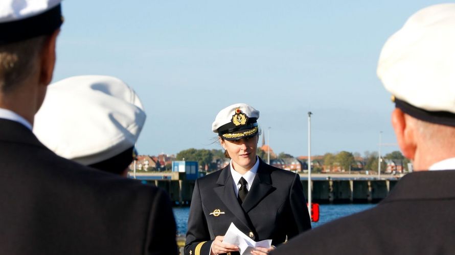 Claudia Neben erhält als erste Frau den Kommandantenstern für die Führung eines U-bootes der Deutschen Marine. Fotos: Bundeswehr/Kröncke
