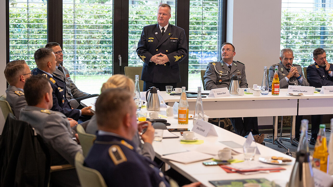 Für die Leiter der Familienbetruungsorganisation ist die Tagung beim DBwV eine hervorragende Gelegenheit zum Austausch. Foto: DBwV/Yann Bombeke