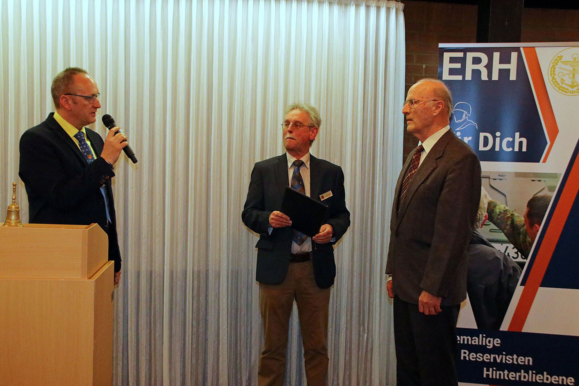 Stabsfeldwebel a.D. Alfred Schulz (r.) wurde für seine 60-jährigeVerbandszugehörigkeit mit der Treueurkunde und -Nadel geehrt Foto: DBwV