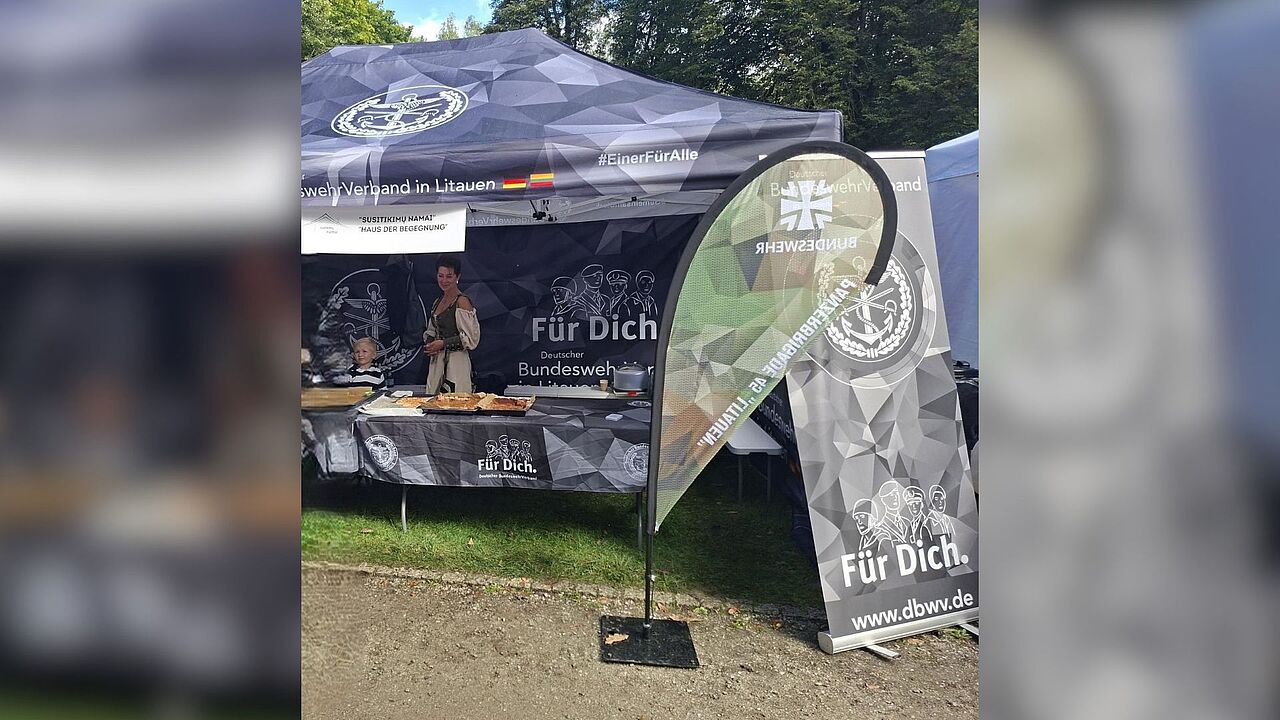 Mit einem Kuchenbuffet, dessen Erlös zur Gründung einer Nachwuchsfußballmannschaft genutzt werden soll, beteiligte sich die Deutsche Community am Festival. Foto: DBwV/von Steuben