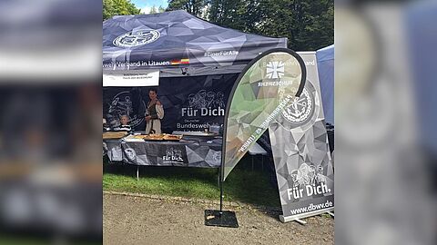 Mit einem Kuchenbuffet, dessen Erlös zur Gründung einer Nachwuchsfußballmannschaft genutzt werden soll, beteiligte sich die Deutsche Community am Festival. Foto: DBwV/von Steuben