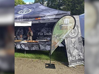 Mit einem Kuchenbuffet, dessen Erlös zur Gründung einer Nachwuchsfußballmannschaft genutzt werden soll, beteiligte sich die Deutsche Community am Festival. Foto: DBwV/von Steuben