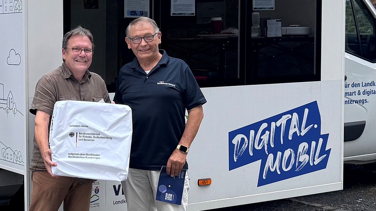 René Herzfänger und Jürgen Gemmer vor dem Digitalmobil. Foto: DBwV