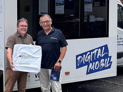 René Herzfänger und Jürgen Gemmer vor dem Digitalmobil. Foto: DBwV
