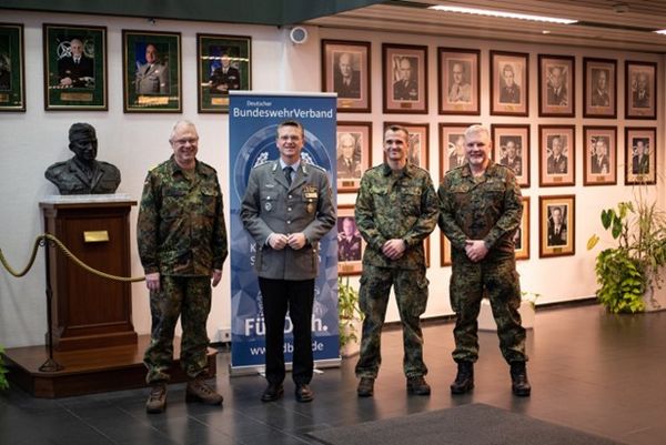 Kapitän zur See Bödeker, Oberst Wüstner, Oberstleutnant Rudat und Stabsfeldwebel Tuellner. Foto: Selbstständige Kameradschaft SHAPE