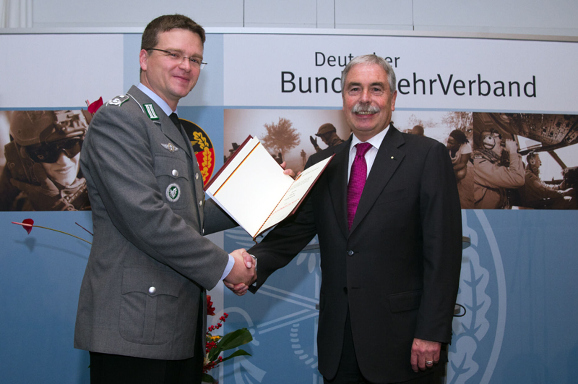 Der neue Bundesvorsitzende, Oberstleutnant André Wüstner (l.), ehrte seinen Vorgänger in diesem Amt, Oberst Ulrich Kirsch.