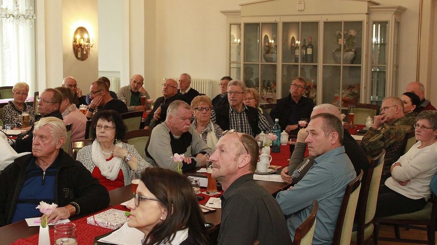 Großes Interesse hatten die 34 Mitglieder an den Informationen zum Sozialdienst der Bundeswehr. Foto: DBwV/Ingo Kaminsky