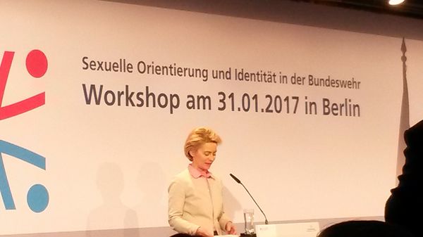 Bundesverteidigungsministerin Ursula von der Leyen bei ihrer Rede zu Thema sexuelle Vielfalt in der Bundeswehr Foto: DBwV