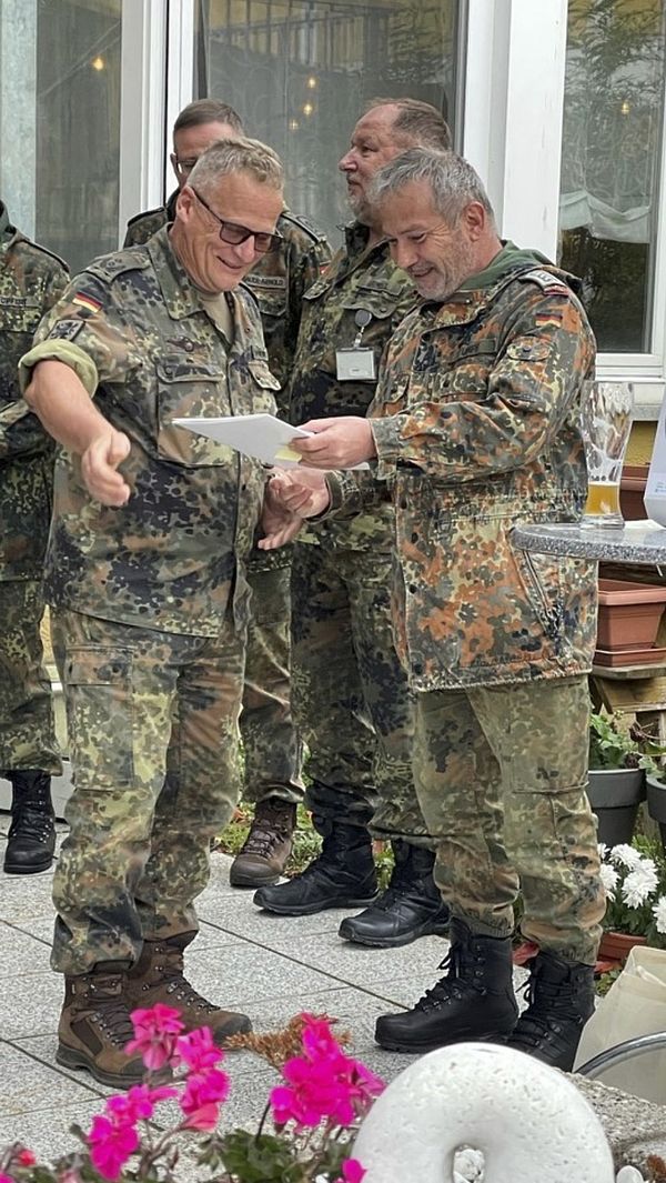 Oberstleutnant Andreas Störmer (l.) erhielt seine Ehrung für 40 Jahre im DBwV vom TruKa-Vorsitzenden Oberstabsfeldwebel Matthias Stumpf. Foto: Thomas Heinrich