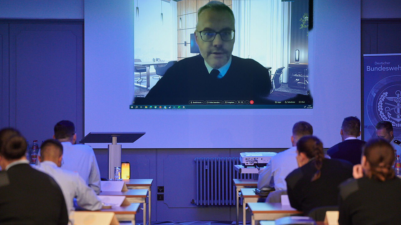 Per WebEx zugeschaltete stellte Oberstleutnant i.G. Dr. Detlef Buch Folgen einer fehlenden Regierungsmehrheit auf anstehende Gesetze vor. Foto: DBwV/IK