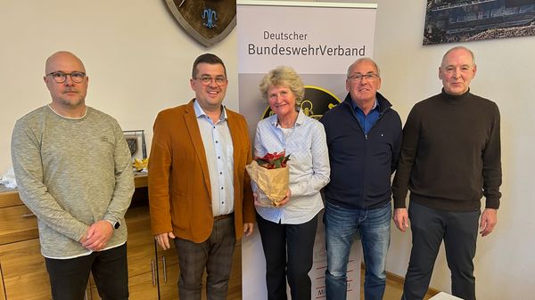 Für besondere Verdienste um die KERH Regen dankten Vorsitzender Ralf Habenicht und Bürgermeister Andreas Kroner dem ehemaligen Vorsitzenden Alois Ebner (2.von rechts) und seiner Ehefrau Helga. Foto: Markus Hauf